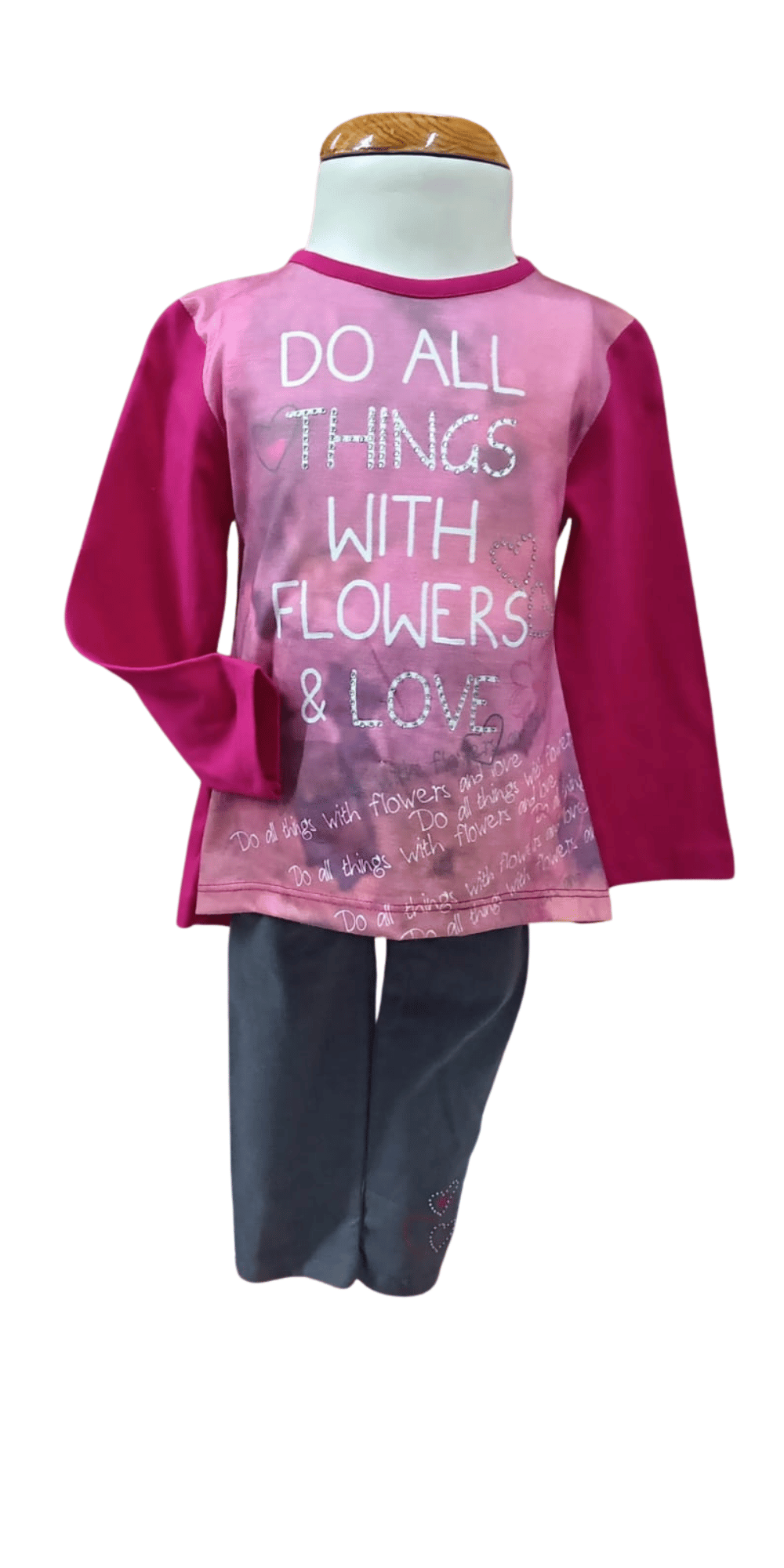 Conjunto infantil Losan en maniquí: blusa fucsia con mensaje positivo y pantalón azul con detalle de corazones
