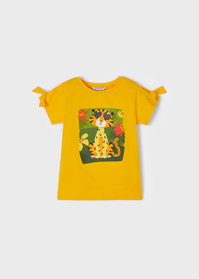 Blusa infantil en color amarillo con estampado de tigre y detalles de lazos en las mangas, ideal para un look cómodo y divertido.