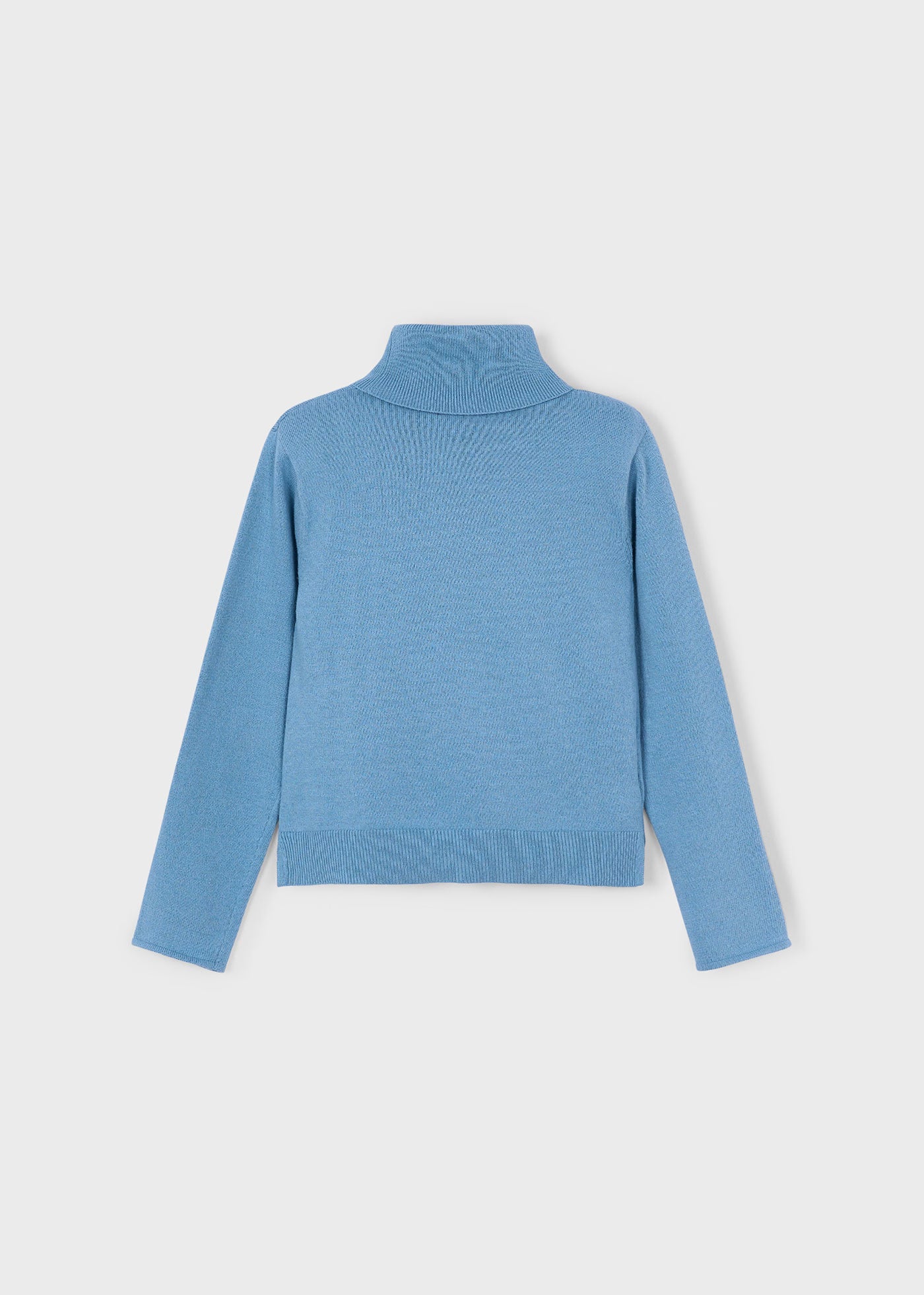 Vista trasera del suéter de punto fino color azul cielo con cuello alto para niña.