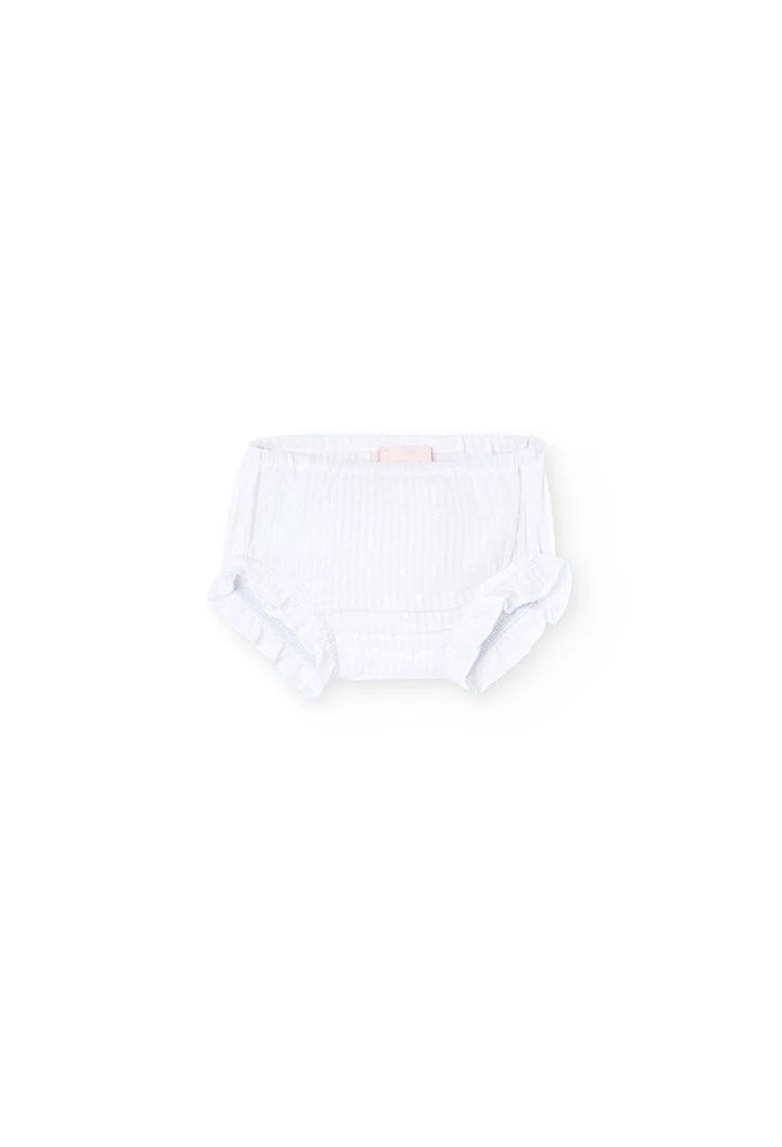 Calzón blanco para bebé con volantes en las piernas y cintura elástica, ideal para combinar con vestidos y conjuntos.