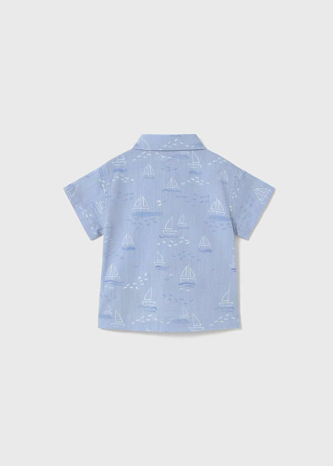 Vista trasera de camisa con estampado de barcos.