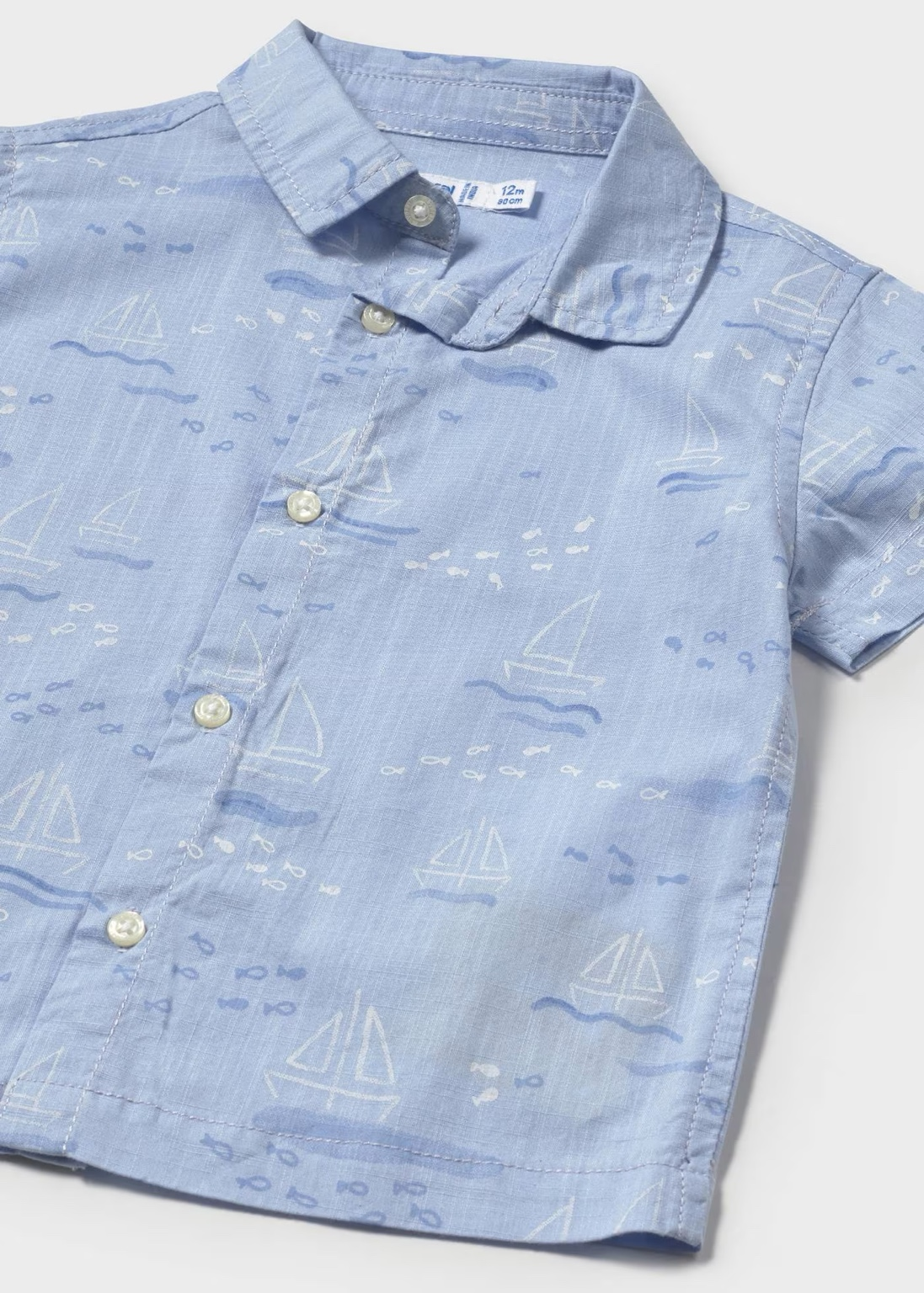 Detalle del estampado de barcos en la camisa.