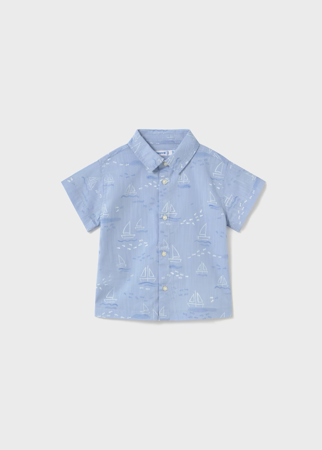 Camisa de manga corta con estampado de barcos vista frontal.
