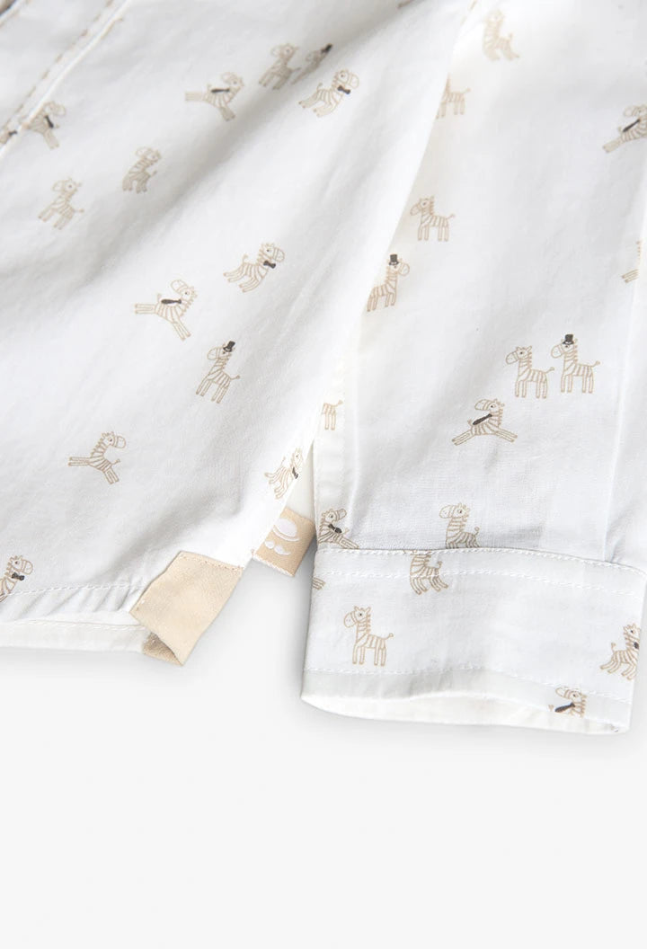 Acabado de la parte inferior de camisa blanca para niño con estampado de cebras, Boboli.