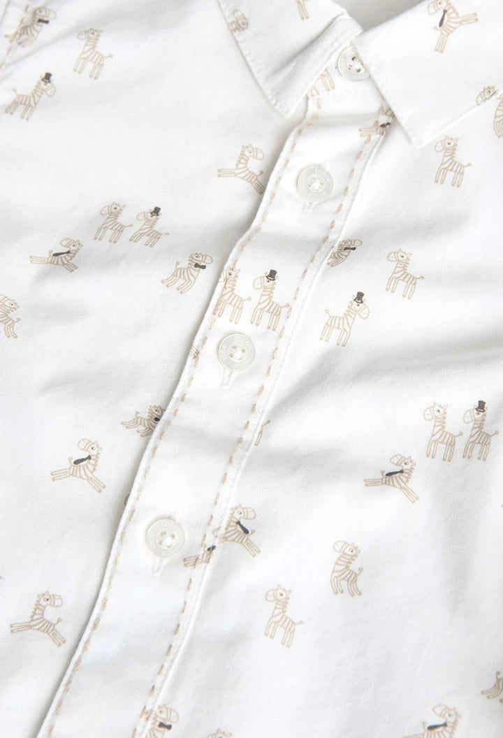 Detalle del estampado de cebras en camisa blanca de niño Boboli.