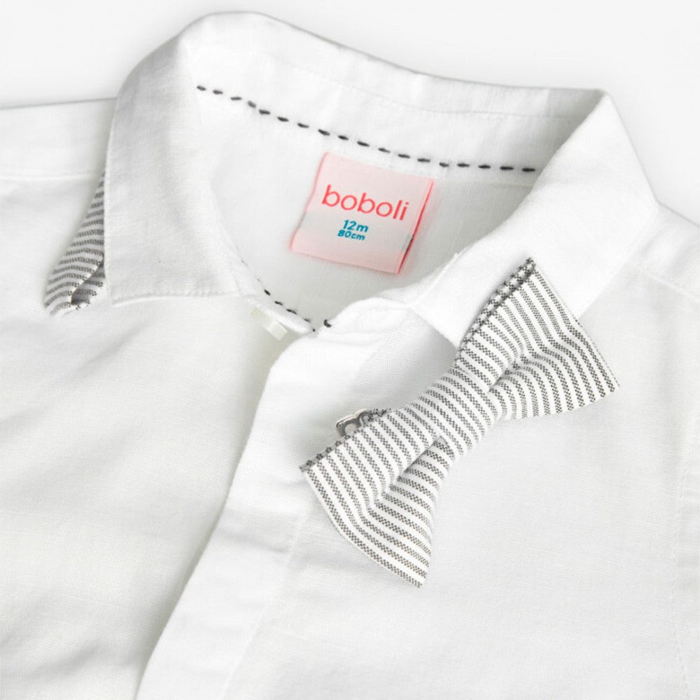 Detalle del moño de rayas grises en la camisa blanca de Boboli para niño.