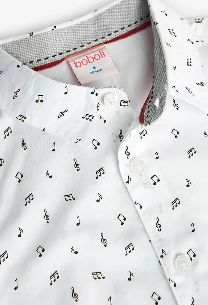 Detalle del cuello de la camisa blanca Boboli de Cachaboo, con estampado de notas musicales, interior en contraste y botones frontales.