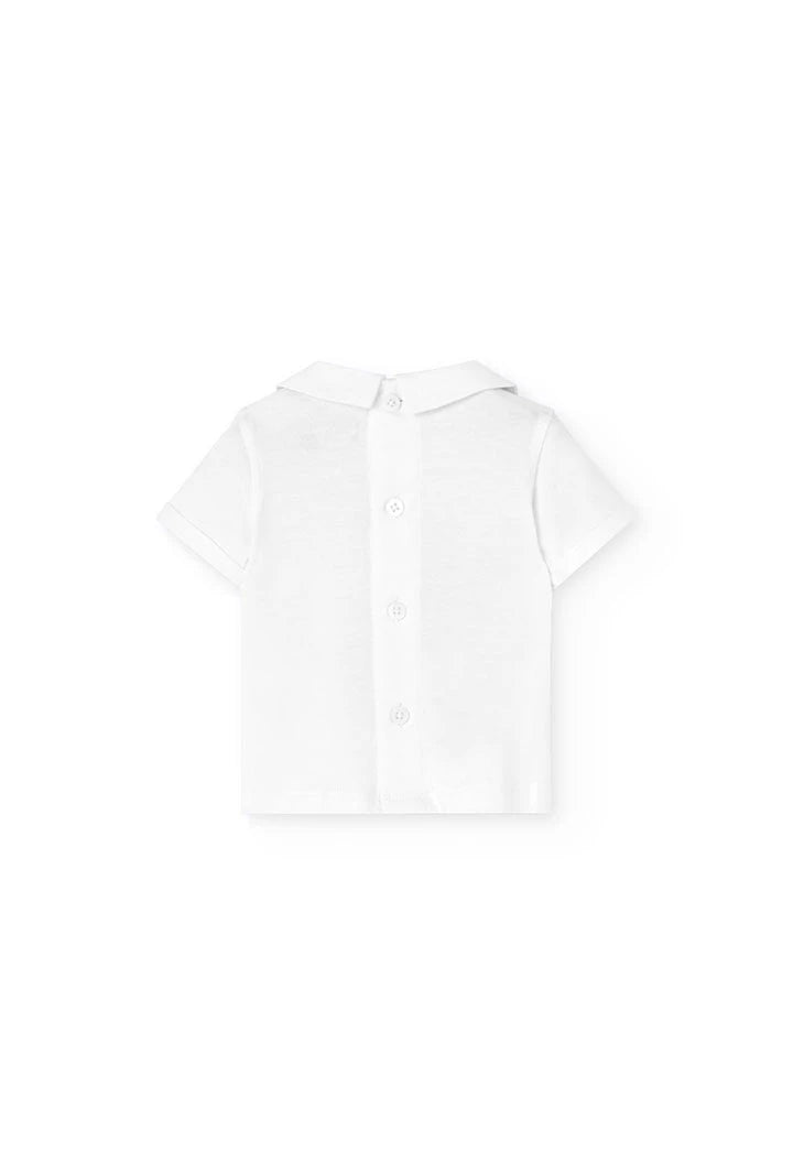 Conjunto de bebé visto por detrás, camisa blanca con botones y pantalones cortos de rayas gris claro.