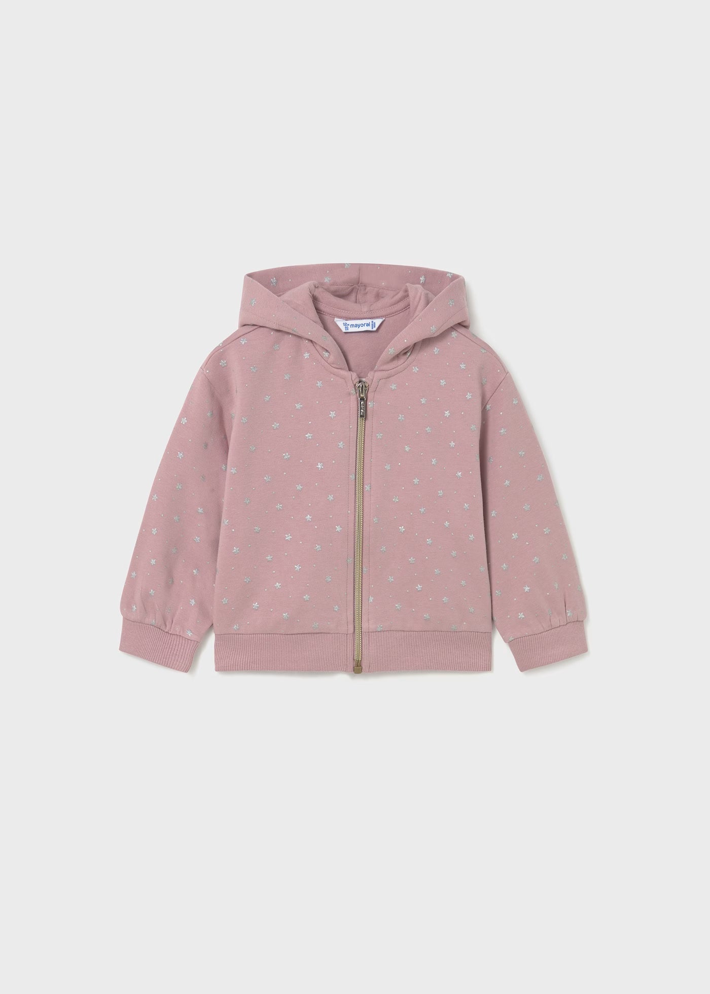 Vista frontal de una sudadera con capucha y cremallera color rosa para niña, con un estampado de estrellas plateadas, marca Mayoral.