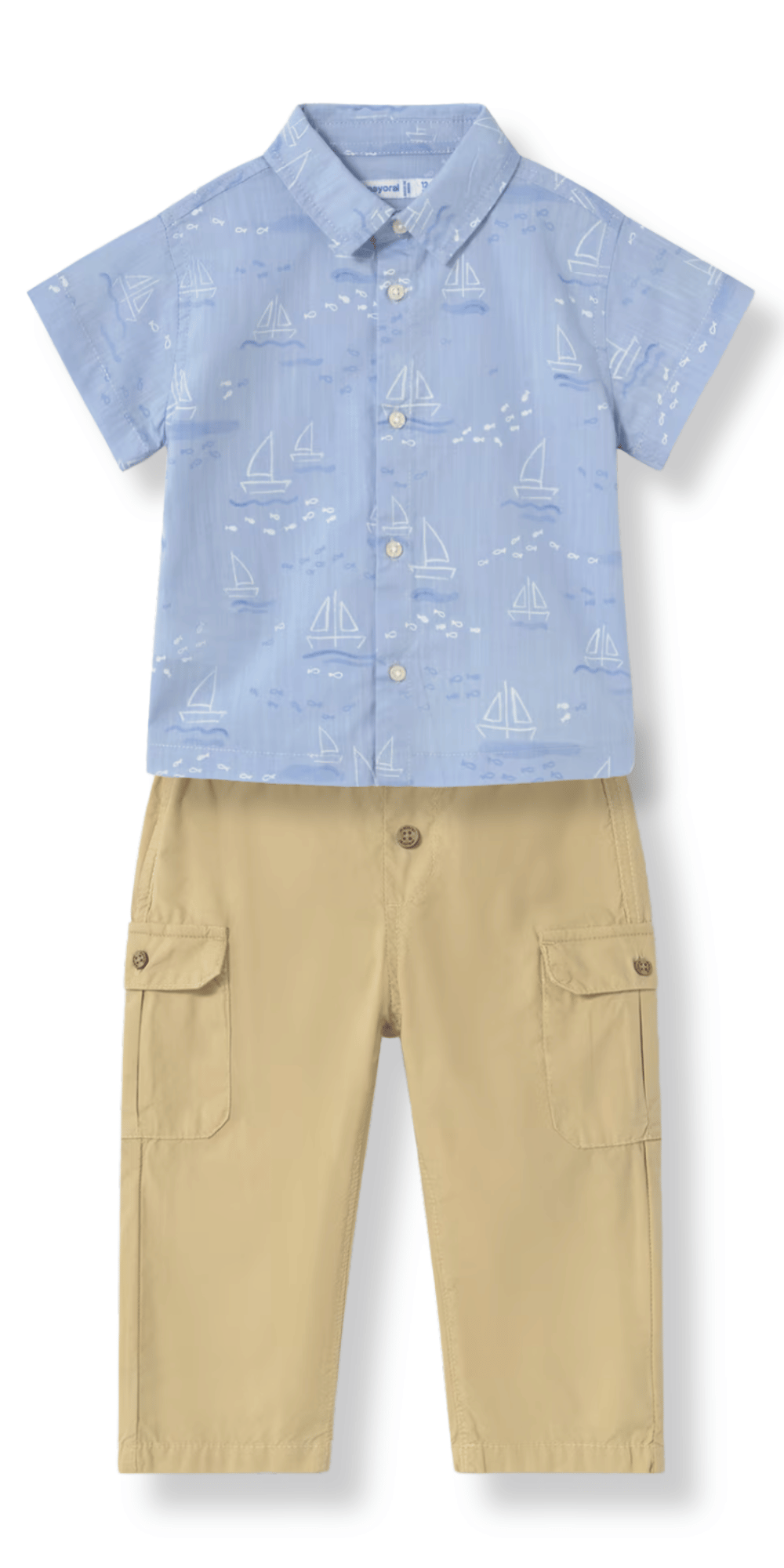 Conjunto de camisa con estampado de barcos y pantalón cargo beige para niño.