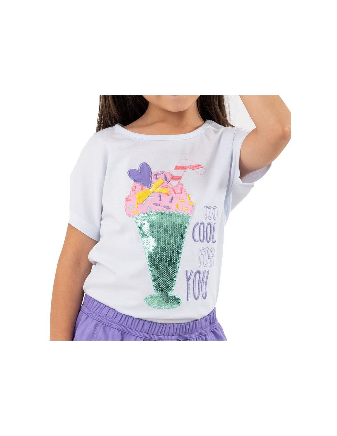 Blusa infantil blanca con estampado de milkshake decorado con lentejuelas y la frase “Too Cool for You”, combinando un diseño divertido y colorido para un look fresco y moderno.
