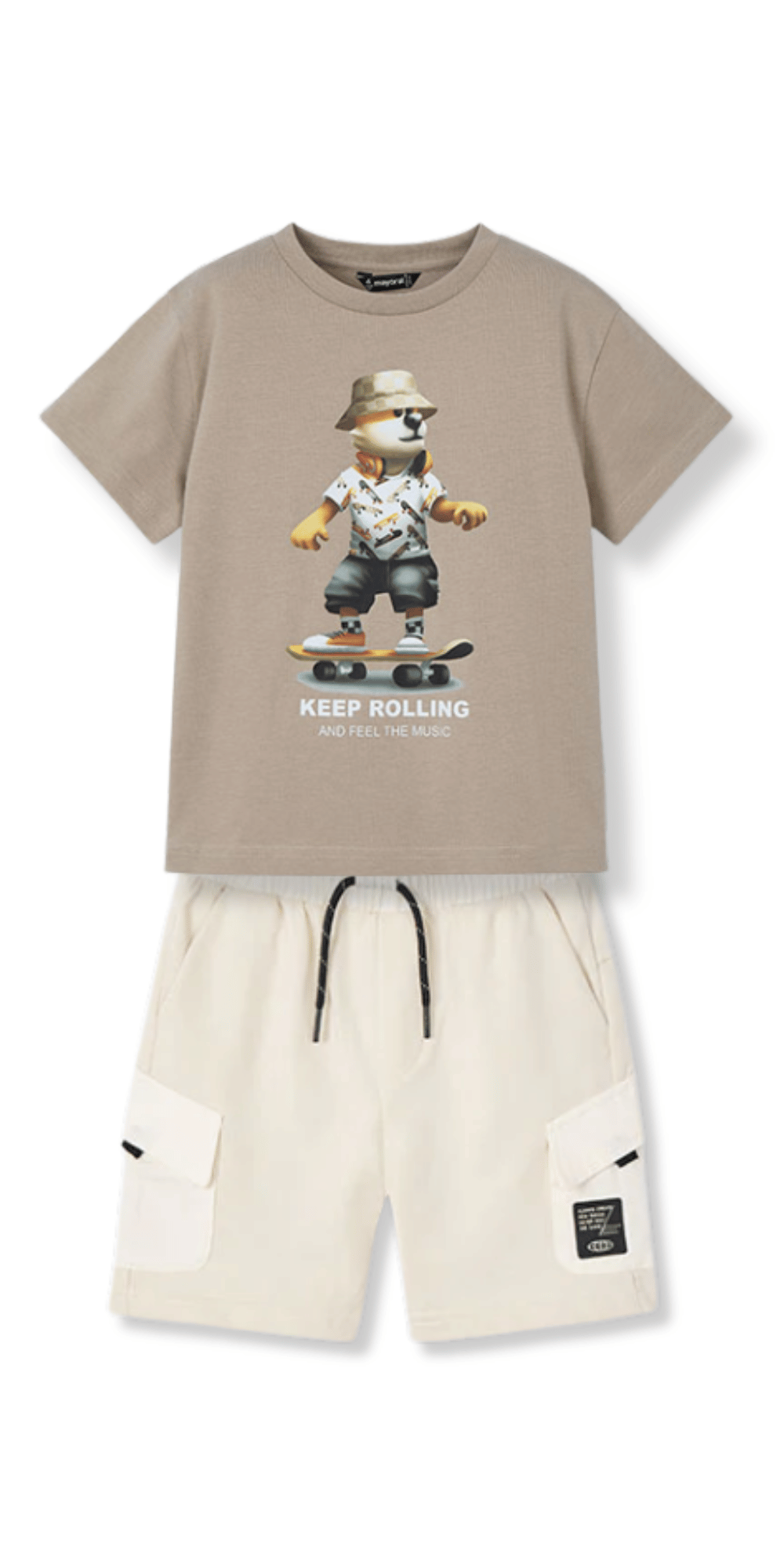 Conjunto infantil Mayoral con playera color beige con estampado de perro skater y shorts beige con bolsillos laterales.