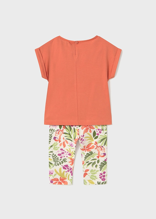 Conjunto infantil de blusa naranja con leggings estampados de flores visto desde la espalda.