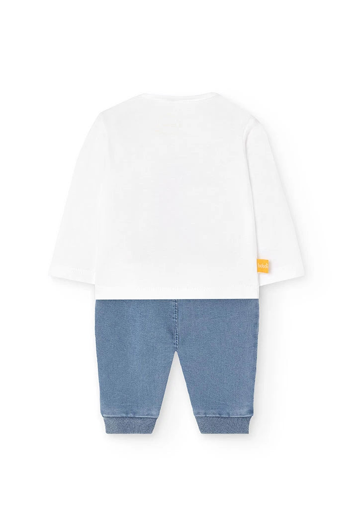 Conjunto infantil Boboli con camiseta blanca y pantalón azul claro, vista trasera
