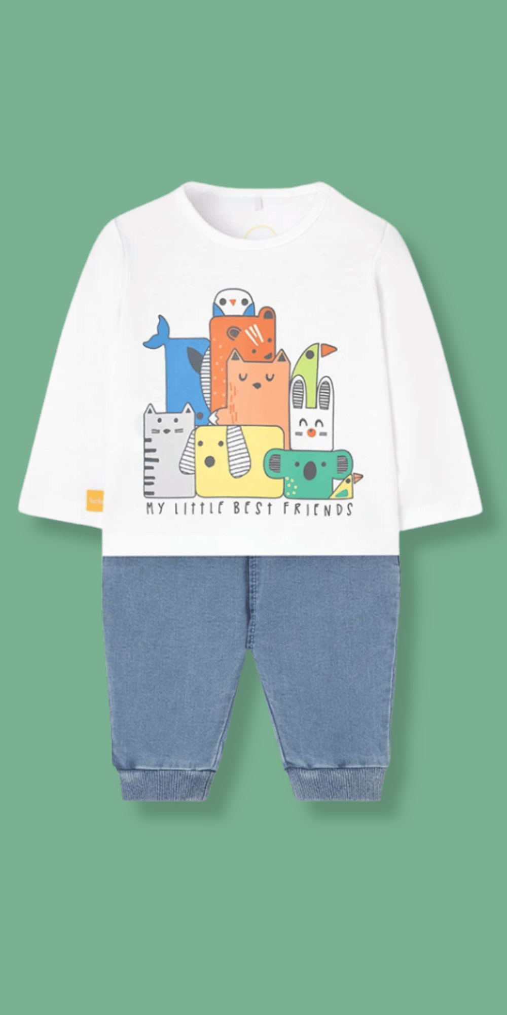 Conjunto infantil Boboli con camiseta blanca estampada de animales y pantalón tipo mezclilla azul claro, vista frontal