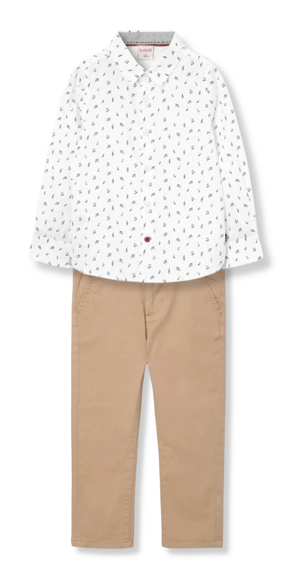 Conjunto para niño con camisa blanca de manga larga y estampado de notas musicales, combinado con pantalón chino beige.