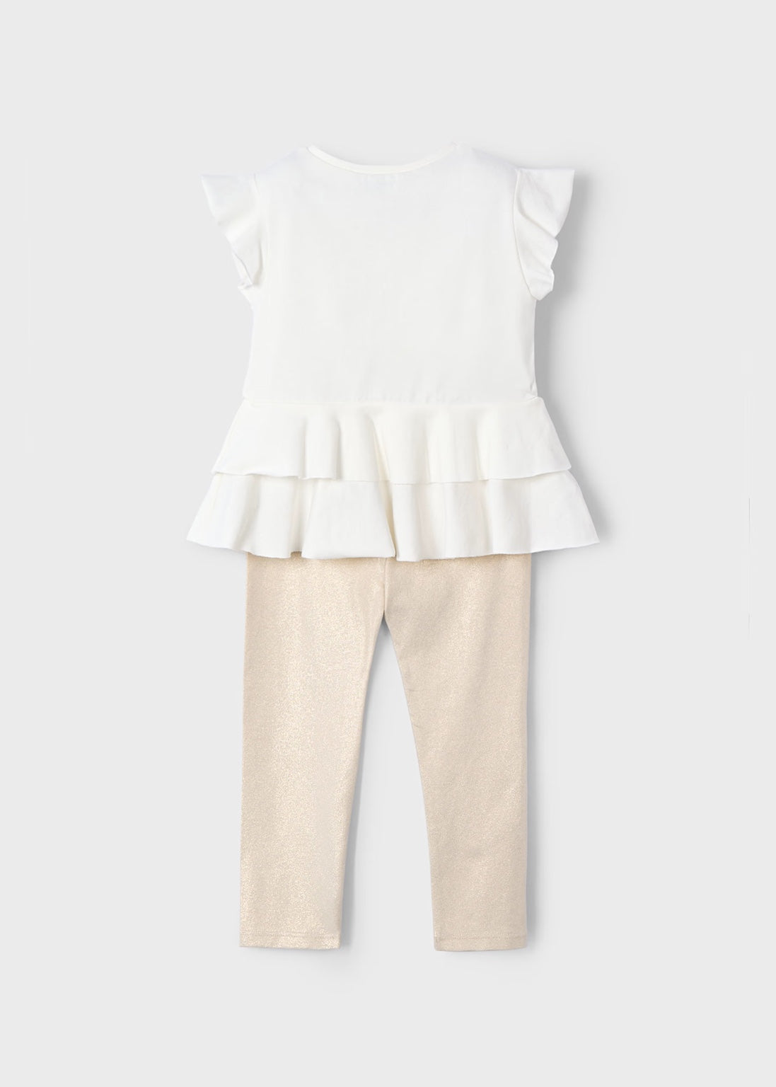 Vista trasera del conjunto de niña con playera de mangas cortas y leggings brillosos beige de Mayoral.