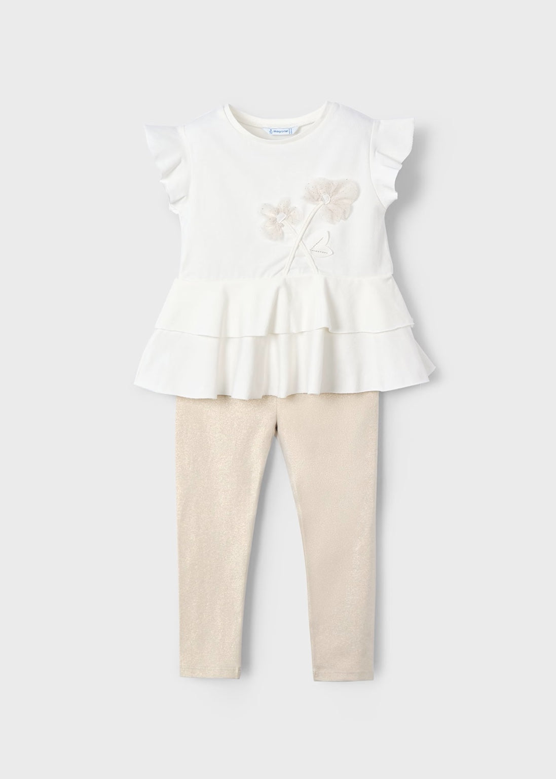 Conjunto de niña compuesto por una playera con aplicaciones de flores en relieve y leggings brillosos en tono beige de la marca Mayoral.