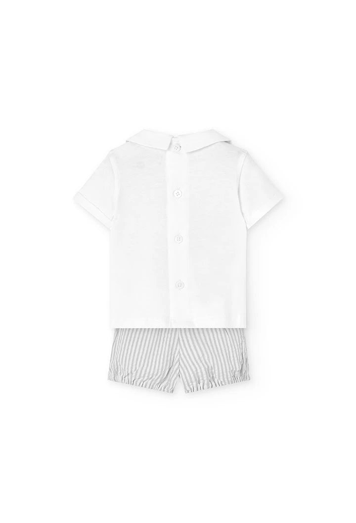Conjunto de bebé visto por detrás, camisa blanca con botones y pantalones cortos de rayas gris claro.