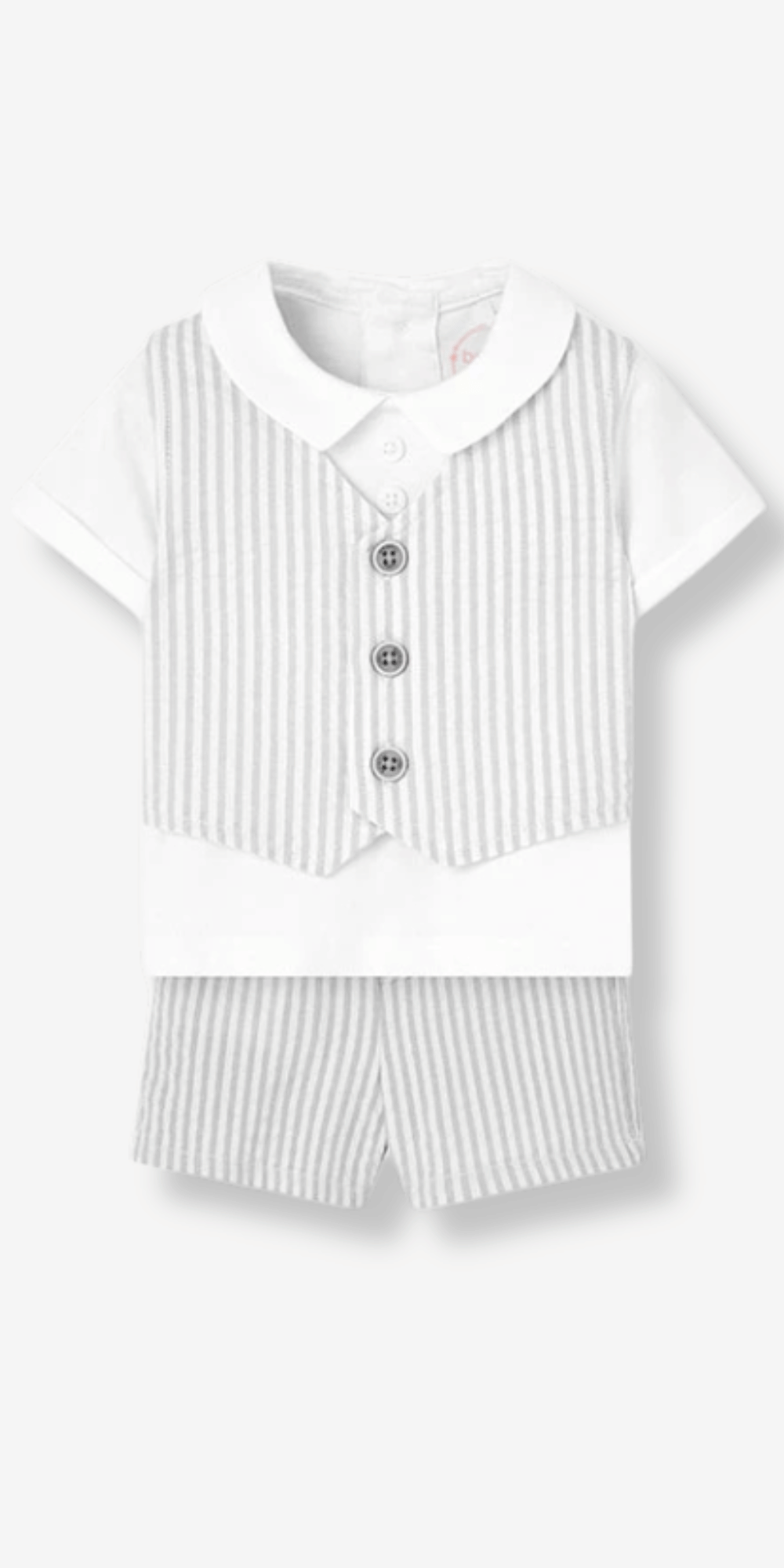 Conjunto de bebé con camisa blanca de cuello redondo, chaleco de rayas gris y pantalones cortos a juego.