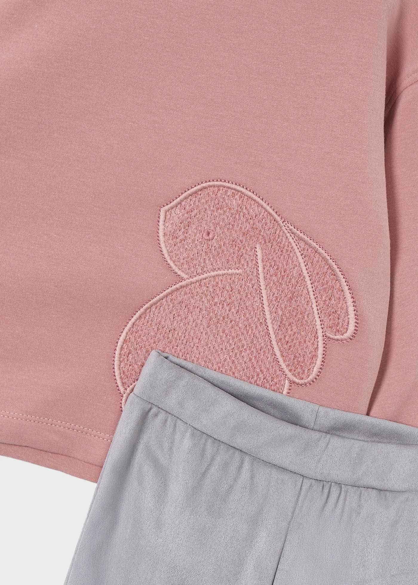 Detalle del aplique de conejo texturizado en la sudadera rosa y la cintura del legging gris, marca Mayoral.