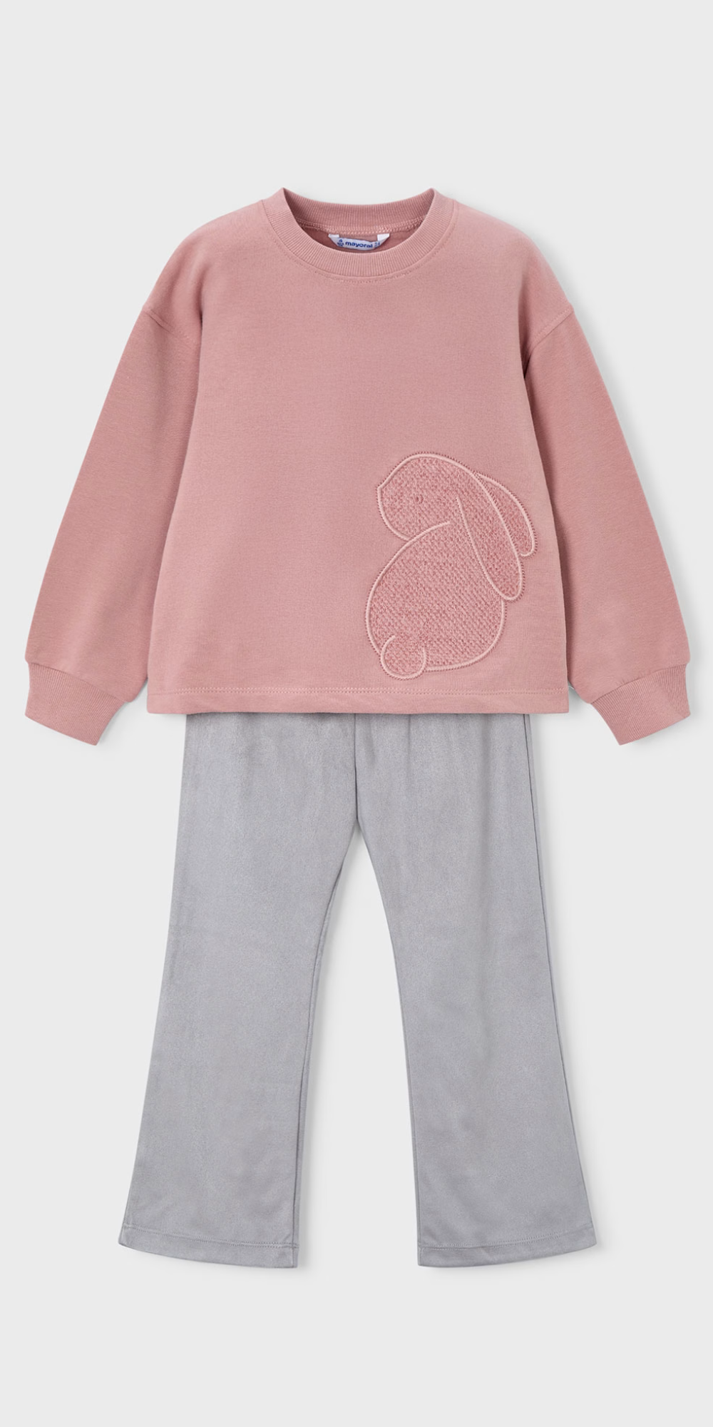 Vista frontal de un conjunto para niña de sudadera rosa con aplique de conejo y legging acampanado gris, marca Mayoral.