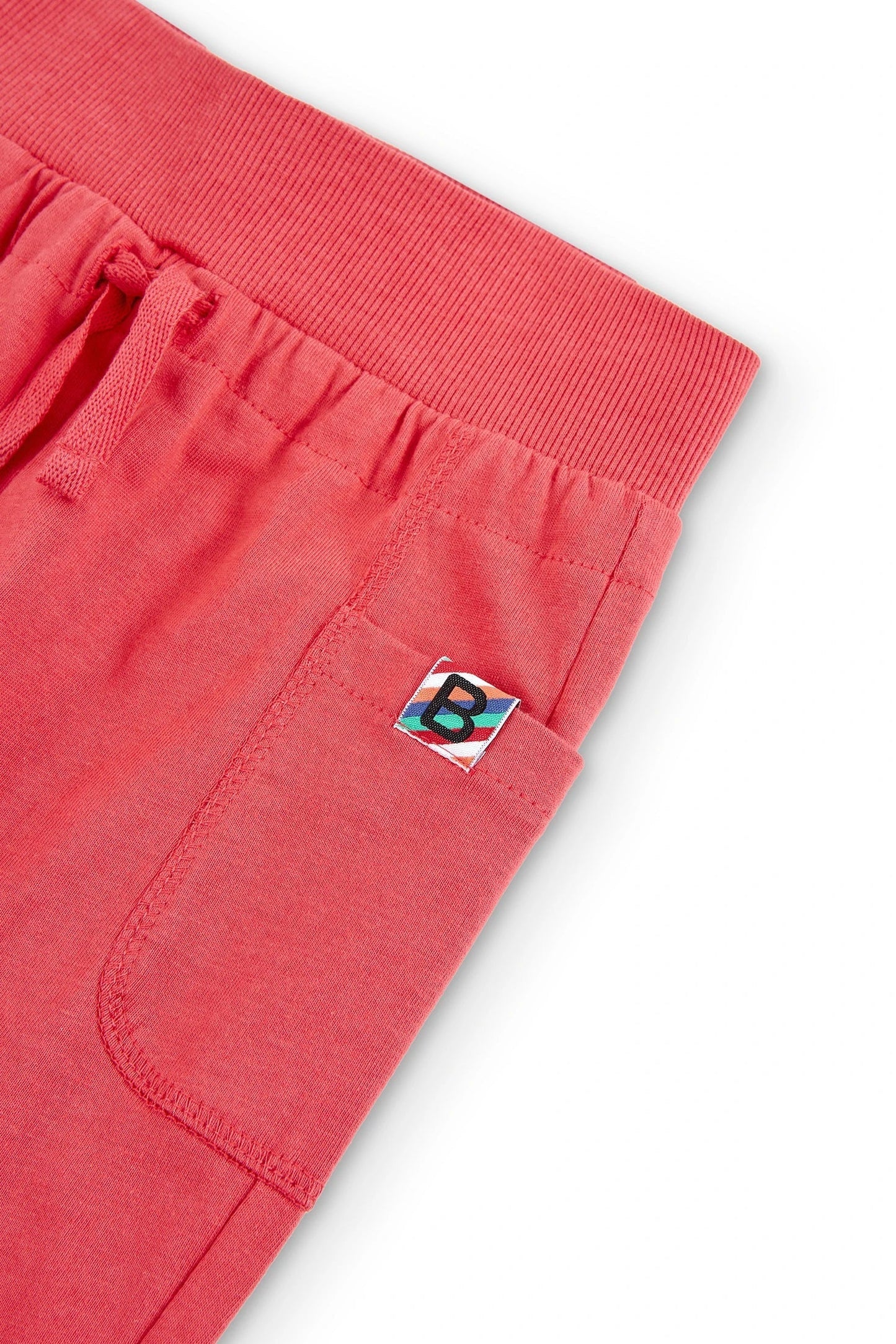 Detalle del bolsillo del pantalón jogger rosa Boboli de Cachaboo, con etiqueta decorativa y cintura elástica para mayor comodidad.