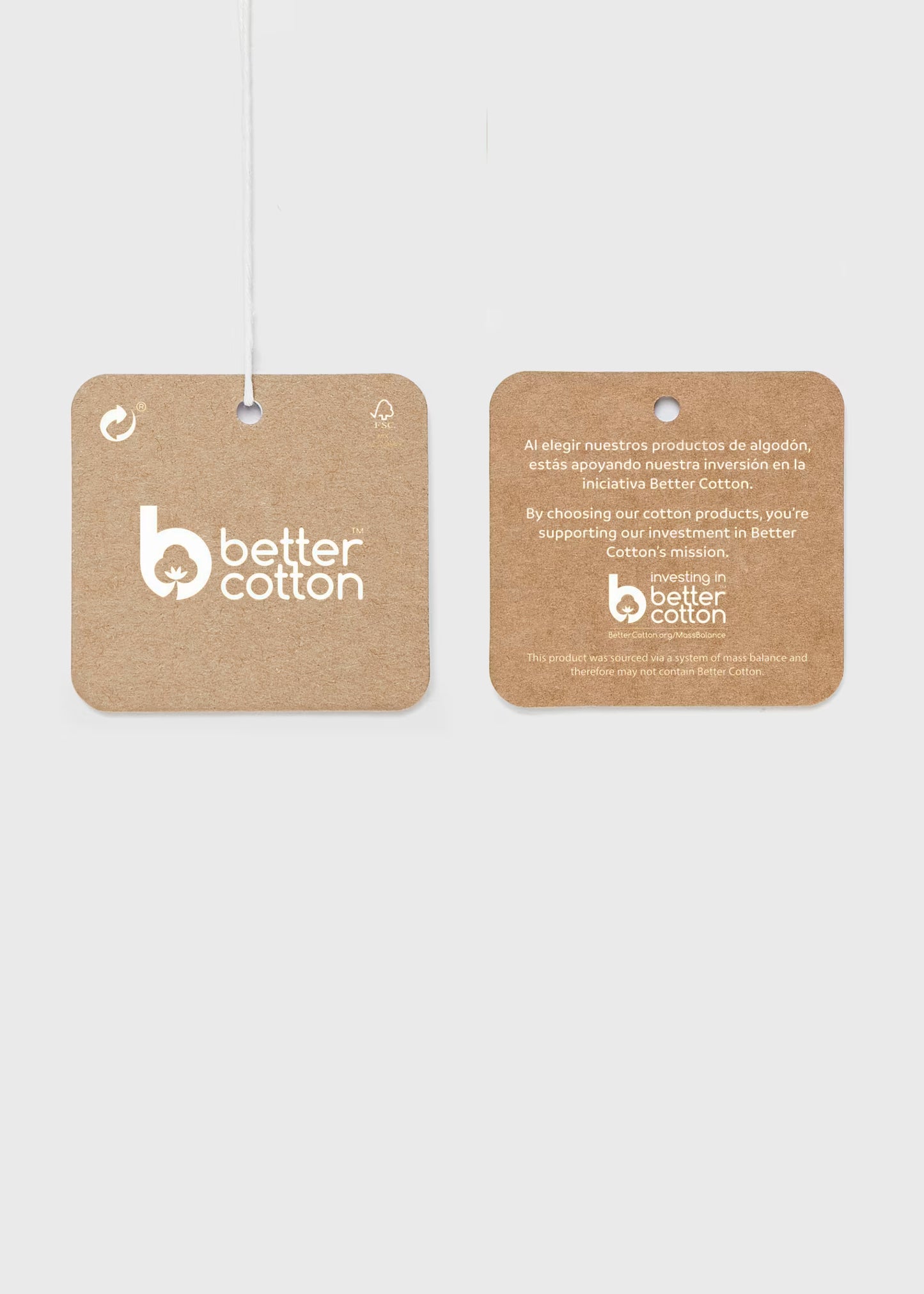 Etiqueta de cartón de la iniciativa 'Better Cotton' que acompaña a una prenda, explicando el apoyo a una producción de algodón más sostenible.