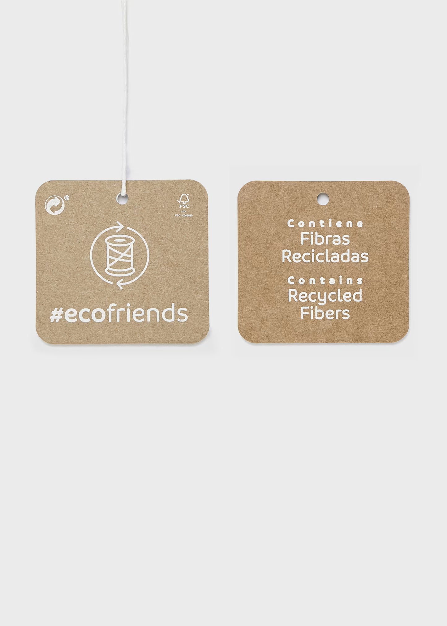 Etiqueta de cartón #ecofriends indicando que el producto contiene fibras recicladas.