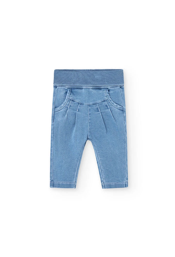 Pantalón de mezclilla para bebé con cintura elástica y bolsillos delanteros, ideal para outfits casuales.