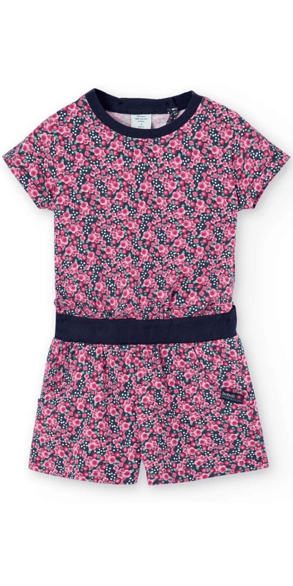 Jumpsuit corto de Boboli con estampado floral en tonos rosas sobre fondo azul marino. Diseño de manga corta, cintura elástica con banda azul y bolsillos laterales.