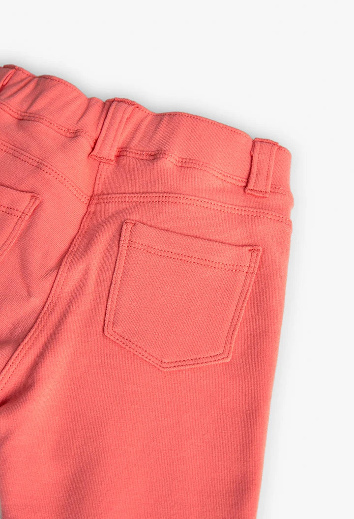 Vista trasera de leggings coral para niña con bolsillos decorativos - Boboli