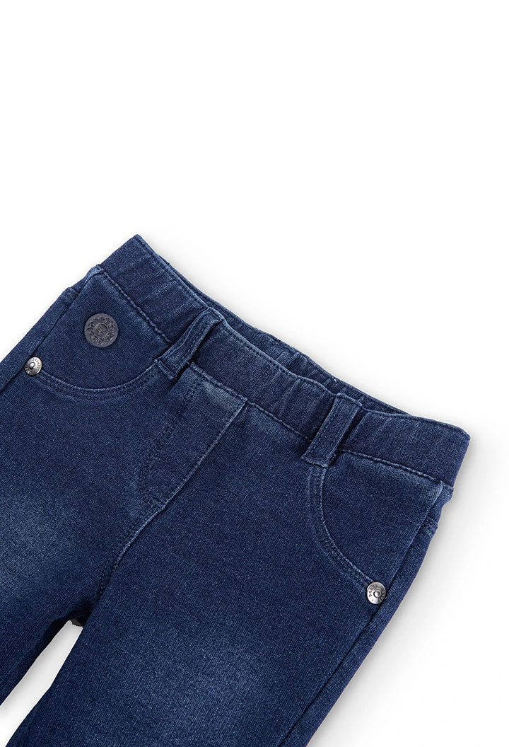 Detalle del botón y bolsillos delanteros de leggings tipo jeans azul marino