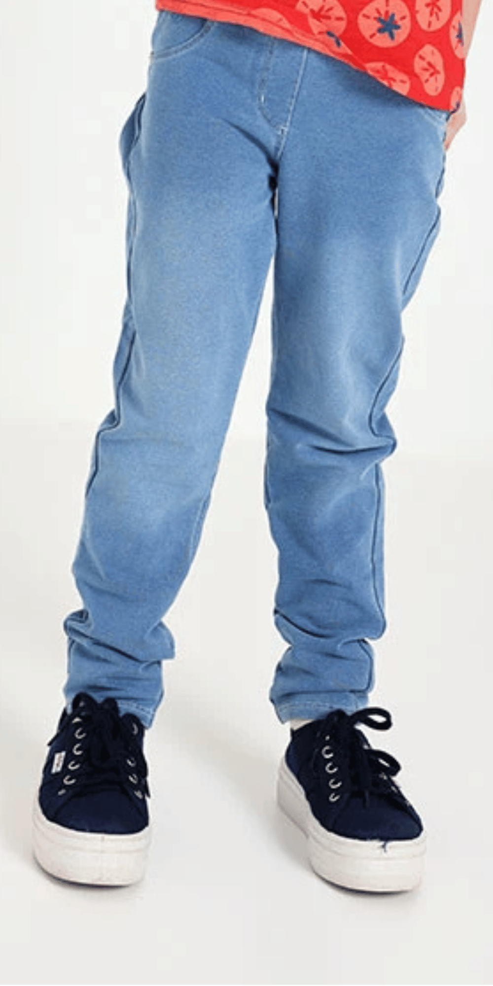 Niña usando leggings tipo jeans azul claro de la marca Boboli, vista frontal completa.