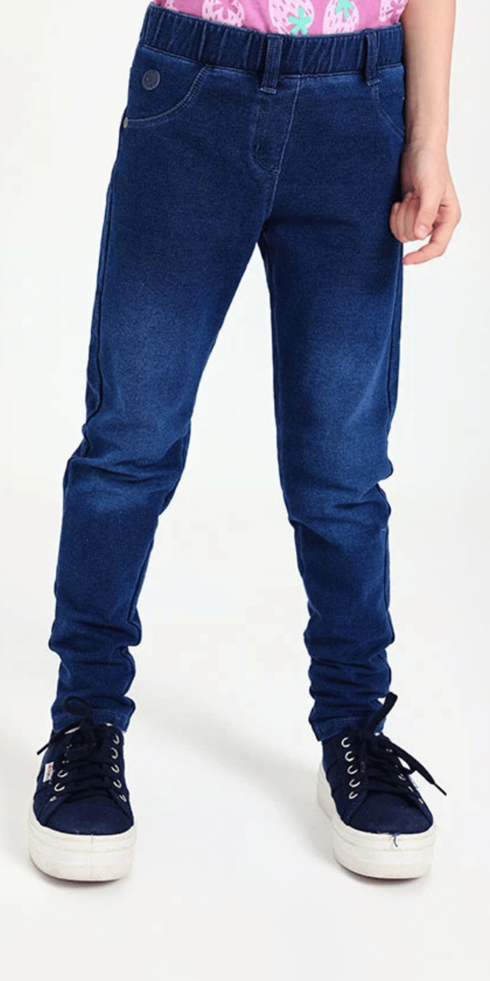 Niña usando leggings tipo jeans azul marino de Boboli