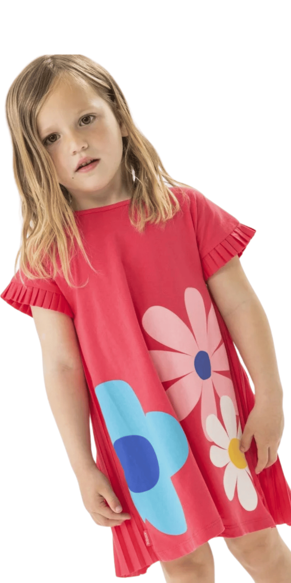 Niña usando vestido rojo Boboli con flores grandes en tonos azul, rosa y blanco, y mangas plisadas.