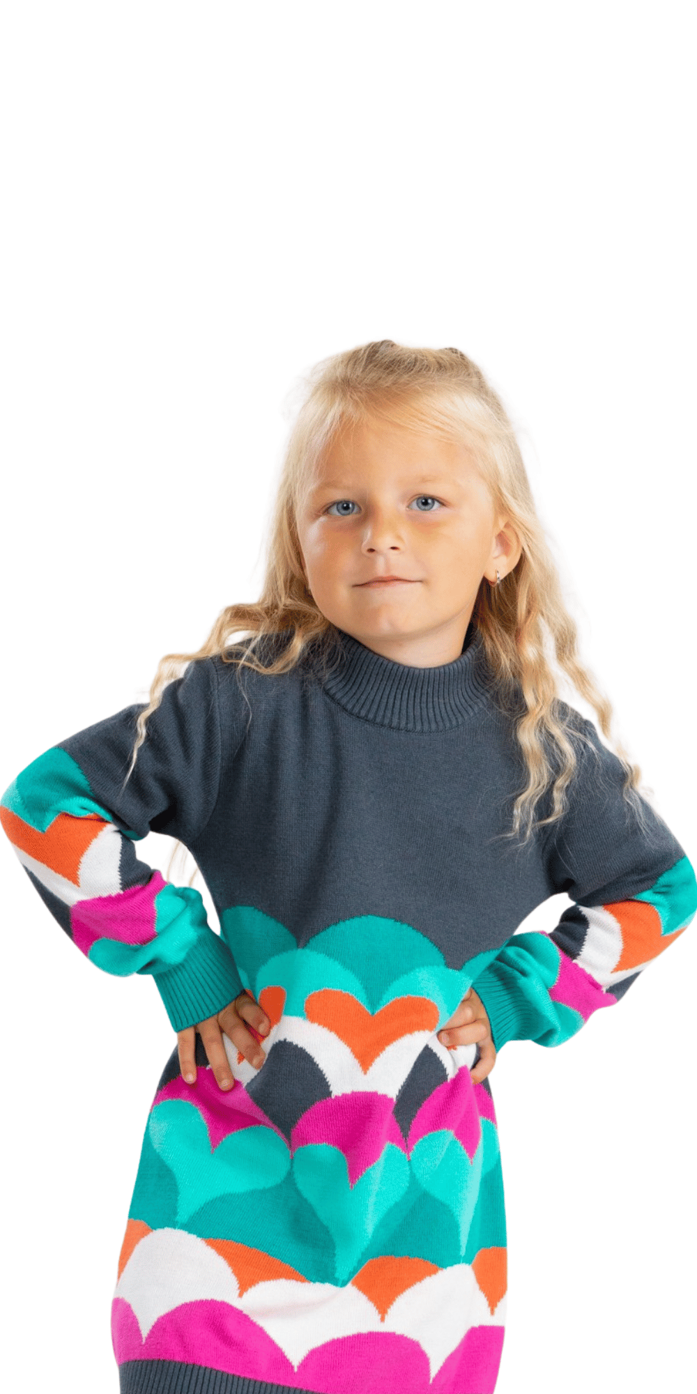 Niña usando vestido Boboli con corazones multicolor. Corte recto y cuello alto.