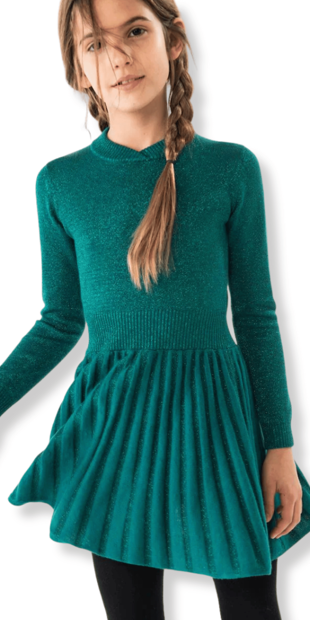 Vista frontal de niña usando vestido verde metálico Boboli con falda plisada y mangas largas.