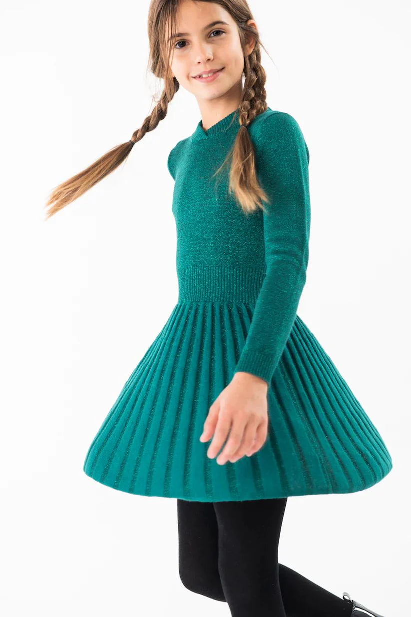 Imagen de modelo infantil con vestido verde metálico Boboli en fondo blanco recortado.