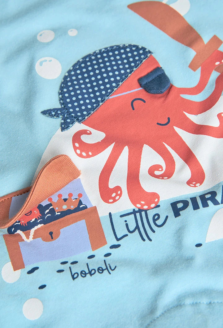 Detalle del diseño del pañalero azul de Boboli con pulpo pirata, baúl del tesoro y detalles textiles en relieve.