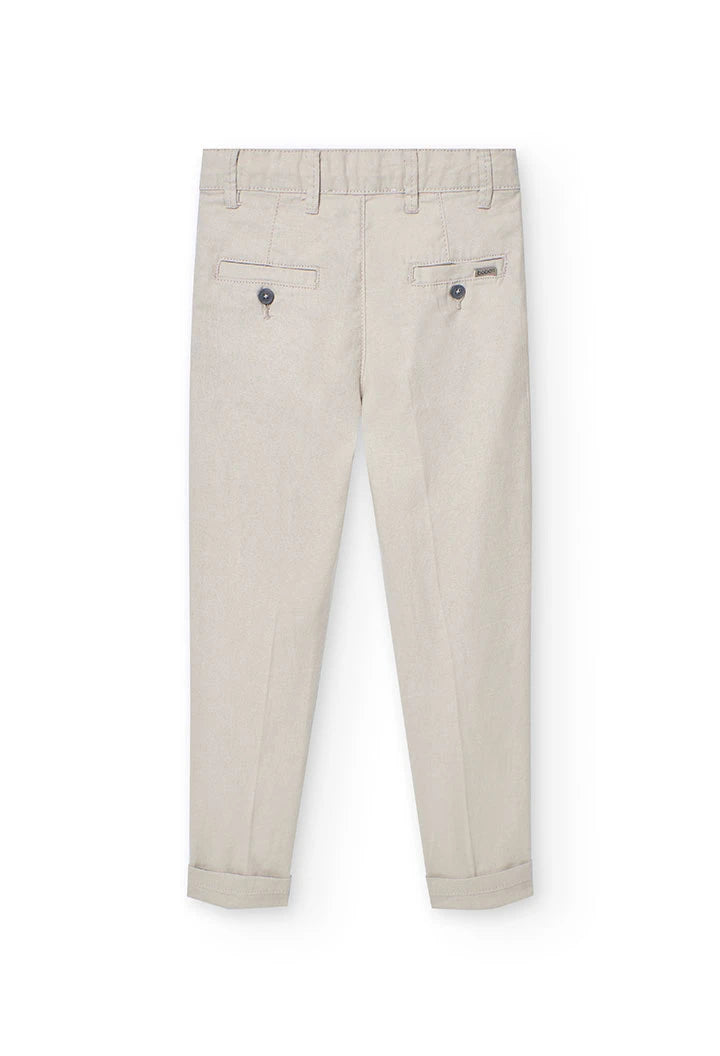 Vista trasera del pantalón beige para niño de Boboli, con bolsillos de botón y trabillas para cinturón. Diseño cómodo y elegante para cualquier ocasión.