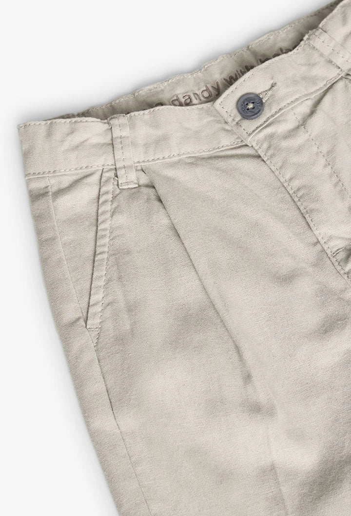 Detalle de la cintura y botón del pantalón beige de Boboli, con costuras visibles y diseño clásico. Combinable con camisas y playeras.