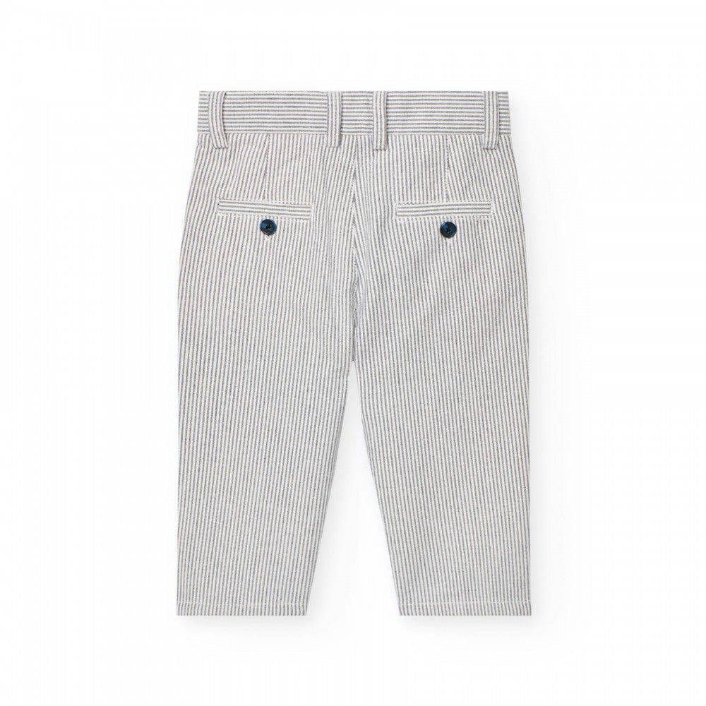 Vista trasera del pantalón de rayas blancas y grises para niño, con bolsillos y botones.