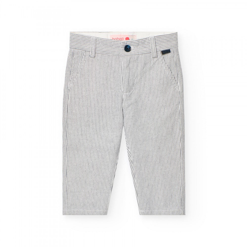 Pantalón de rayas blancas y grises para niño con bolsillos delanteros y botón de cierre, de la marca Boboli.