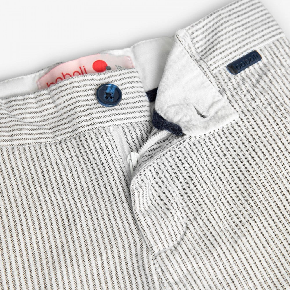 Cierre y botón del pantalón de rayas blancas y grises para niño, con etiqueta de la marca Boboli y acabado elegante.