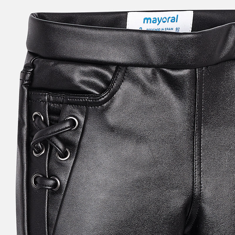 Detalle de la cintura y costado con lazos del pantalón efecto piel Mayoral.