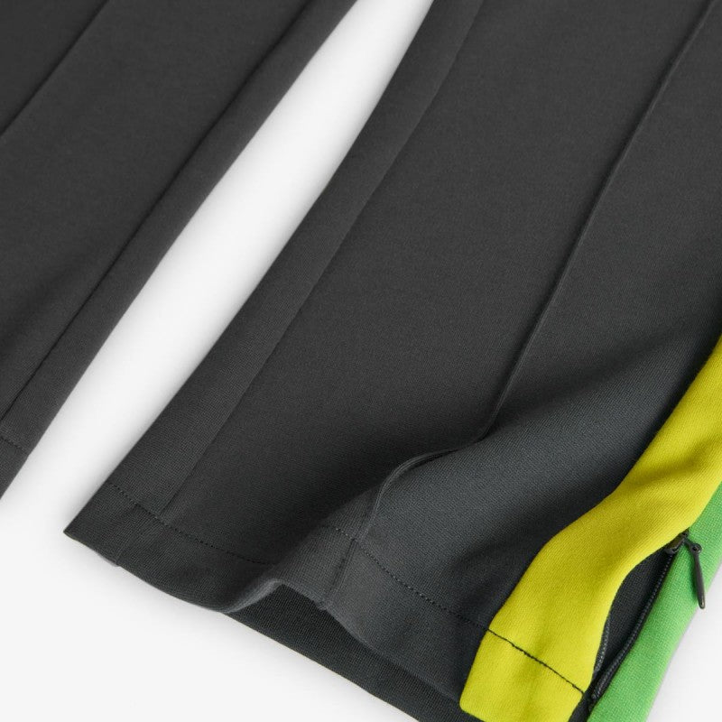 Detalle del pantalón infantil de Boboli en color negro con franjas laterales en contraste, ideal para un look moderno y cómodo.