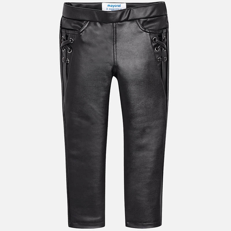 Vista frontal de los leggings Mayoral efecto piel negro con detalles cruzados laterales.