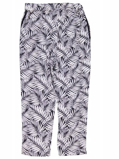 Vista trasera de pantalón estampado con hojas en blanco y negro para niña.