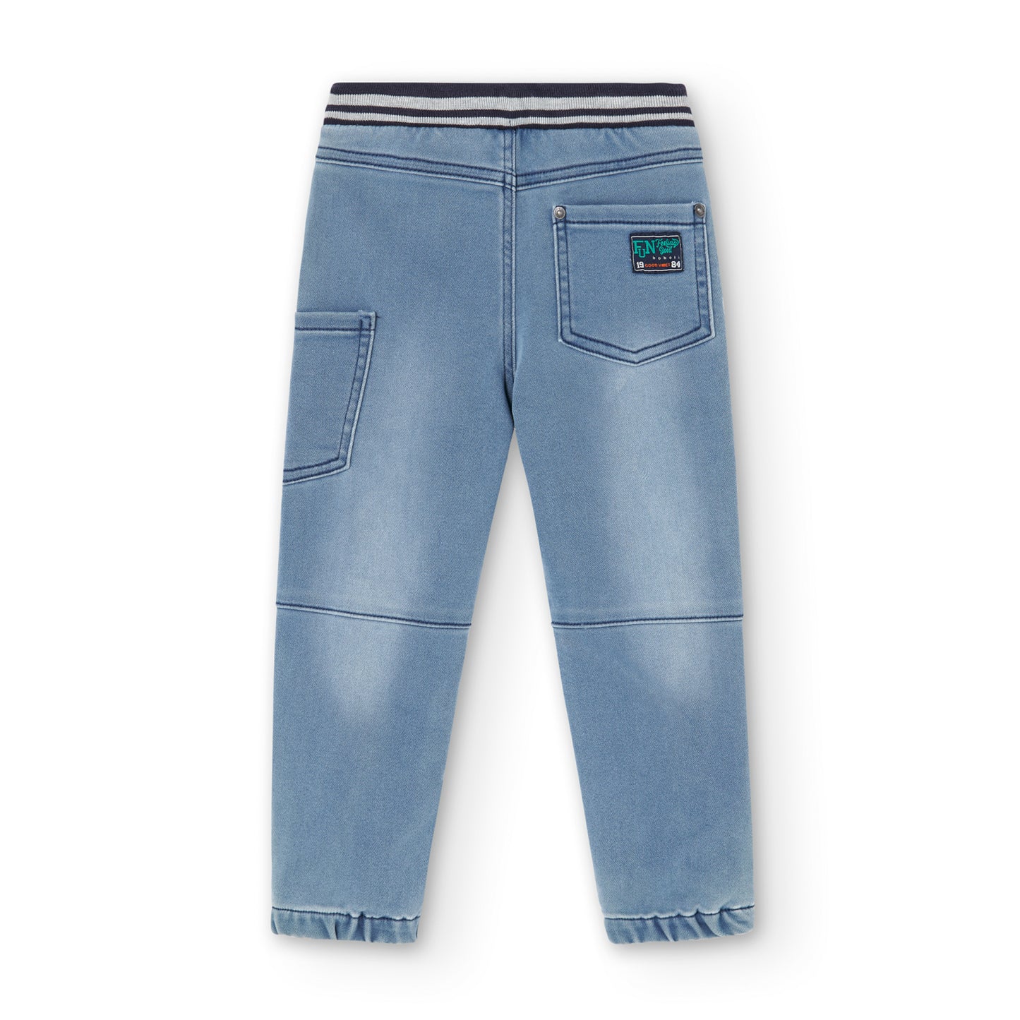 Vista trasera del pantalón jeans Boboli de Cachaboo, con bolsillos funcionales, costuras reforzadas y cintura elástica para mayor comodidad.